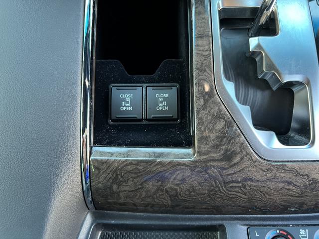 最終モデルですので、シフトノブ横にパワースライドドアスイッチが増設されております。