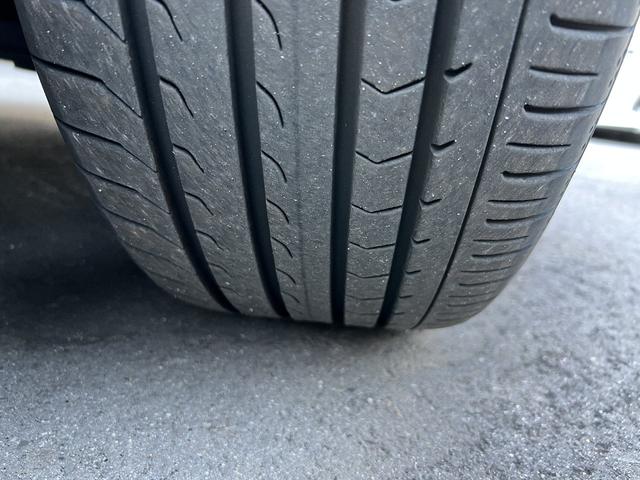 フロントタイヤ　タイヤ銘柄はヨコハマ　ブルーアースです。