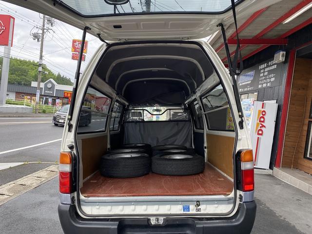 ハイエースバン ロングＤＸ　ＧＬパッケージ　集中ドアロック　車中泊仕様　木製棚＆ケース＆折り畳みテーブル２個天井、床、側面木板張り（6枚目）