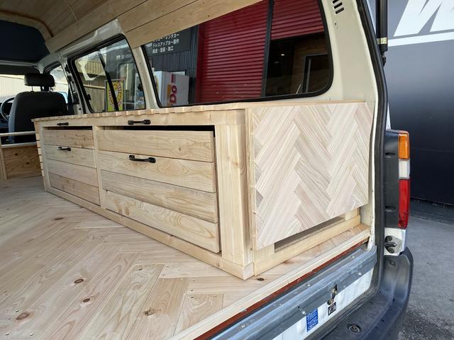 ハイエースバン ロングＤＸ　ＧＬパッケージ　集中ドアロック　車中泊仕様　木製棚＆ケース＆折り畳みテーブル２個天井、床、側面木板張り（10枚目）