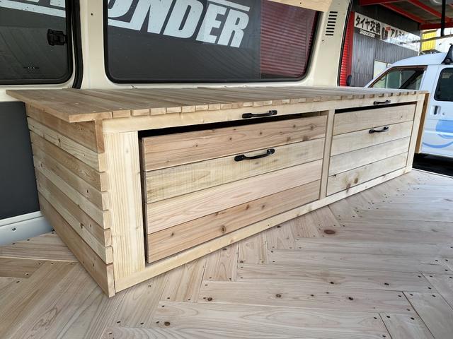 ハイエースバン ロングＤＸ　ＧＬパッケージ　集中ドアロック　車中泊仕様　木製棚＆ケース＆折り畳みテーブル２個天井、床、側面木板張り（14枚目）