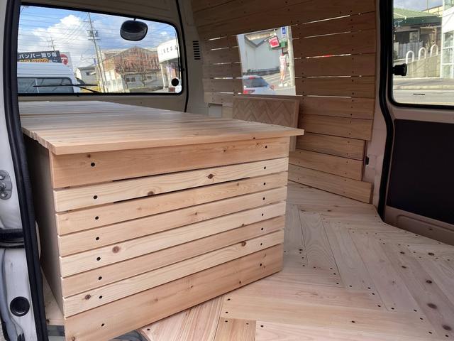 ハイエースバン ロングＤＸ　ＧＬパッケージ　集中ドアロック　車中泊仕様　木製棚＆ケース＆折り畳みテーブル２個天井、床、側面木板張り（18枚目）