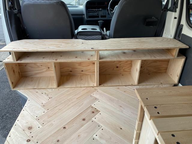 ハイエースバン ロングＤＸ　ＧＬパッケージ　集中ドアロック　車中泊仕様　木製棚＆ケース＆折り畳みテーブル２個天井、床、側面木板張り（20枚目）
