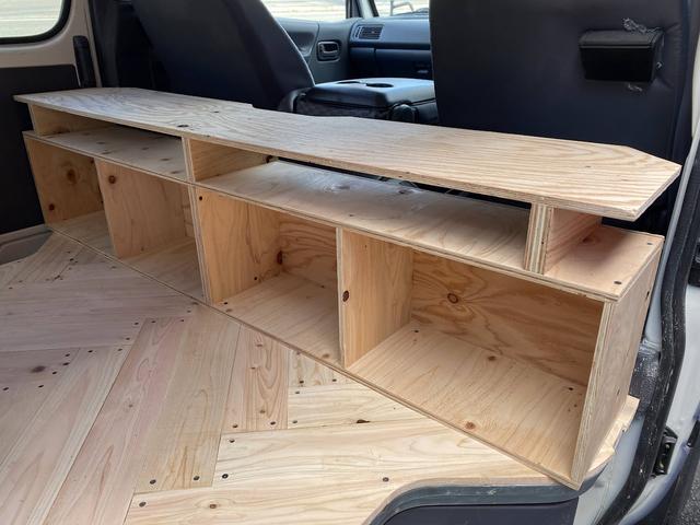 ハイエースバン ロングＤＸ　ＧＬパッケージ　集中ドアロック　車中泊仕様　木製棚＆ケース＆折り畳みテーブル２個天井、床、側面木板張り（21枚目）