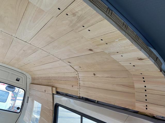 ハイエースバン ロングＤＸ　ＧＬパッケージ　集中ドアロック　車中泊仕様　木製棚＆ケース＆折り畳みテーブル２個天井、床、側面木板張り（24枚目）