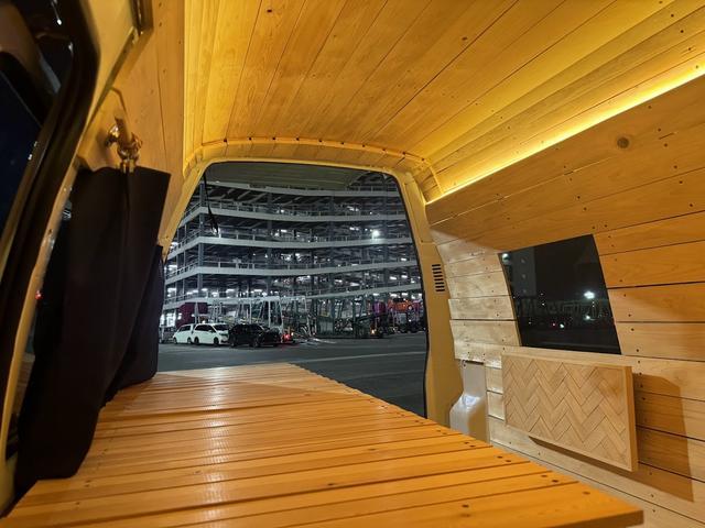 ハイエースバン ロングＤＸ　ＧＬパッケージ　集中ドアロック　車中泊仕様　木製棚＆ケース＆折り畳みテーブル２個天井、床、側面木板張り（25枚目）