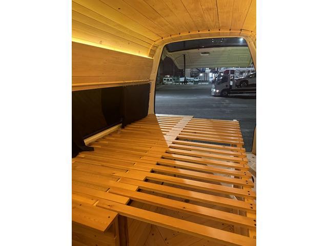 ハイエースバン ロングＤＸ　ＧＬパッケージ　集中ドアロック　車中泊仕様　木製棚＆ケース＆折り畳みテーブル２個天井、床、側面木板張り（29枚目）