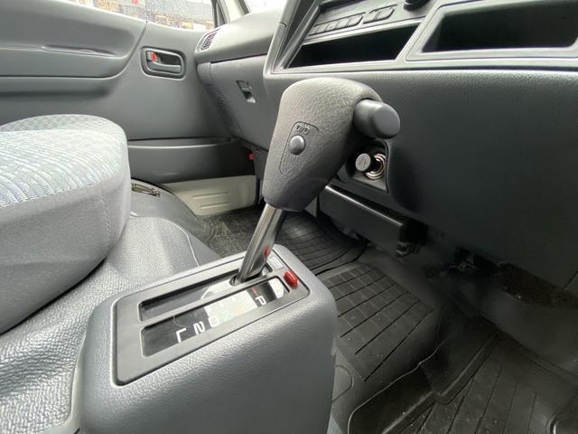 ハイエースバン ロングＤＸ　ＧＬパッケージ　集中ドアロック　車中泊仕様　木製棚＆ケース＆折り畳みテーブル２個天井、床、側面木板張り（31枚目）