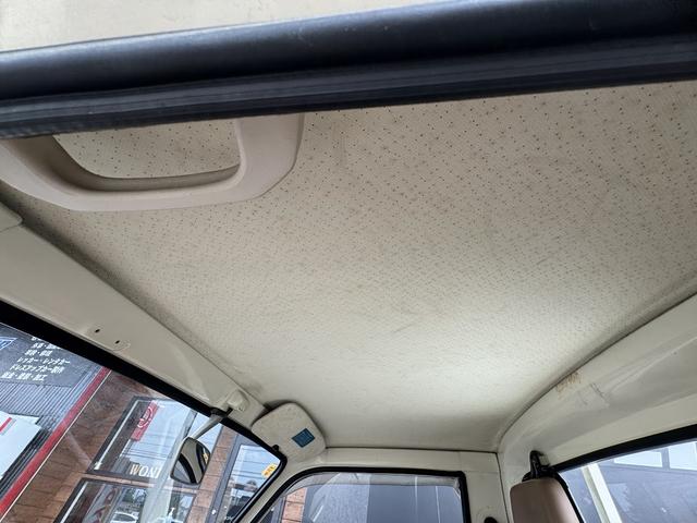 天井をじっくり見る機会は少ないですが、それだけに気になる部分ですね。車を購入する際のチェックポイントの１つです。