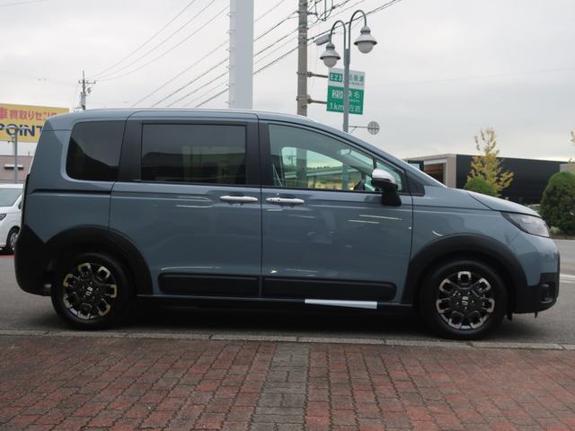 フリード e:HEVクロスター 新車未登録 ディーラーオプション装着車(フロントグリル ブラックエンブレム ボディーサイドモール) リアクーラー ホンダセンシング ブラインドスポットインフォメーション運転席助手席シートヒーター(5枚目)