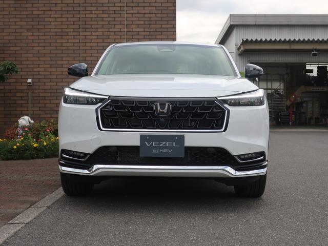 ヴェゼル ｅ：ＨＥＶ　Ｚ　新車未登録　ディーラーオプション装着車（フロントグリル　フォグライトガーニッシュ　Ｆロアスカート　ブラックエンブレム　ドアミラーカバー）ブラインドスポットインフォメーション　パワーテールゲート（4枚目）