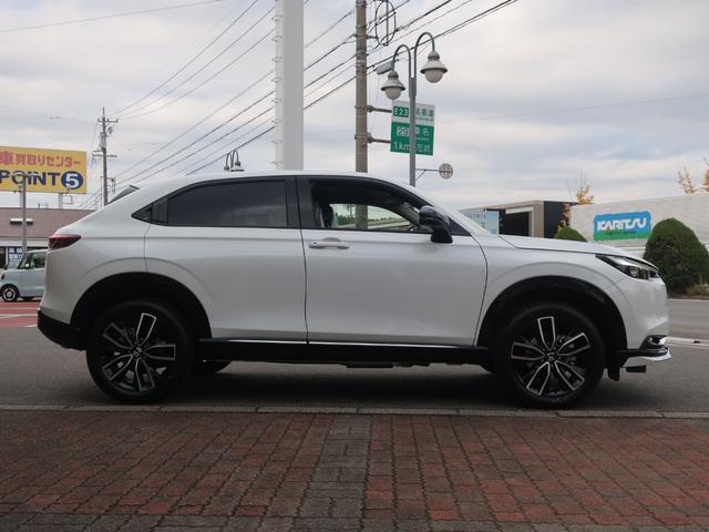 ヴェゼル ｅ：ＨＥＶ　Ｚ　新車未登録　ディーラーオプション装着車（フロントグリル　フォグライトガーニッシュ　Ｆロアスカート　ブラックエンブレム　ドアミラーカバー）ブラインドスポットインフォメーション　パワーテールゲート（5枚目）