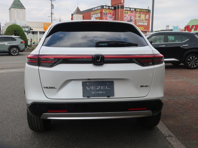ヴェゼル ｅ：ＨＥＶ　Ｚ　新車未登録　ディーラーオプション装着車（フロントグリル　フォグライトガーニッシュ　Ｆロアスカート　ブラックエンブレム　ドアミラーカバー）ブラインドスポットインフォメーション　パワーテールゲート（6枚目）