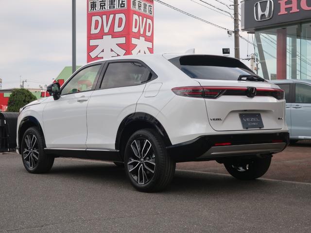 ヴェゼル ｅ：ＨＥＶ　Ｚ　新車未登録　ディーラーオプション装着車（フロントグリル　フォグライトガーニッシュ　Ｆロアスカート　ブラックエンブレム　ドアミラーカバー）ブラインドスポットインフォメーション　パワーテールゲート（8枚目）