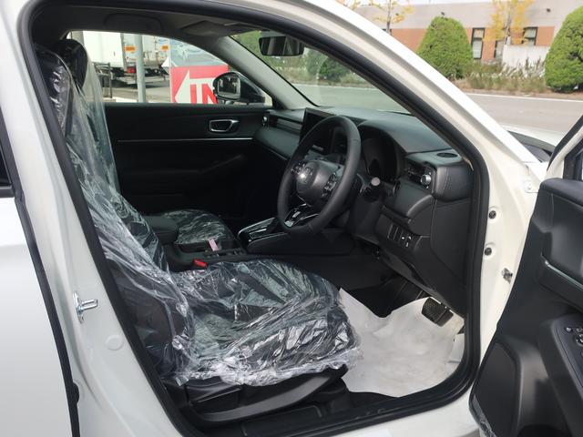 ヴェゼル ｅ：ＨＥＶ　Ｚ　新車未登録　ディーラーオプション装着車（フロントグリル　フォグライトガーニッシュ　Ｆロアスカート　ブラックエンブレム　ドアミラーカバー）ブラインドスポットインフォメーション　パワーテールゲート（14枚目）