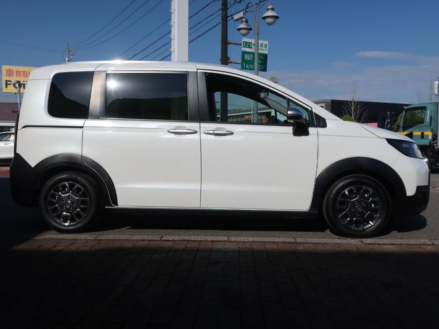 フリード クロスター　当店試乗車　ディーラーオプション装着車（８インチコネクトナビ　フロアマット）Ｂカメラ　ホンダセンシング　ブラインドスポットインフォメーション　両側パワスラ　運転席助手席シートヒーター１５ＡＷ（5枚目）