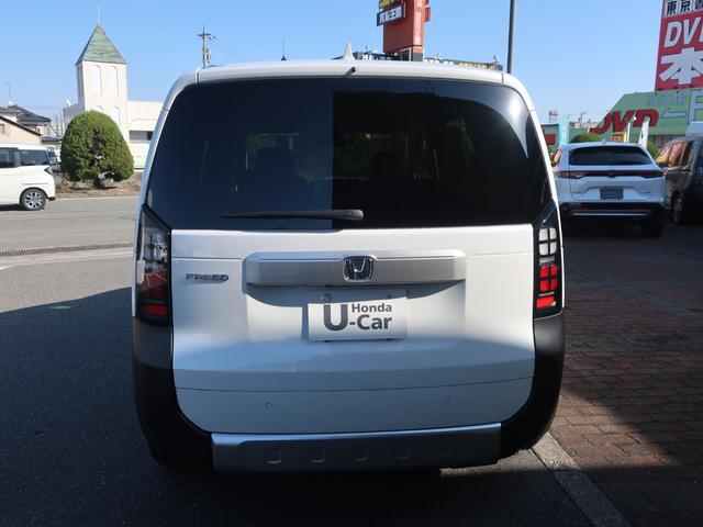 フリード クロスター　当店試乗車　ディーラーオプション装着車（８インチコネクトナビ　フロアマット）Ｂカメラ　ホンダセンシング　ブラインドスポットインフォメーション　両側パワスラ　運転席助手席シートヒーター１５ＡＷ（6枚目）