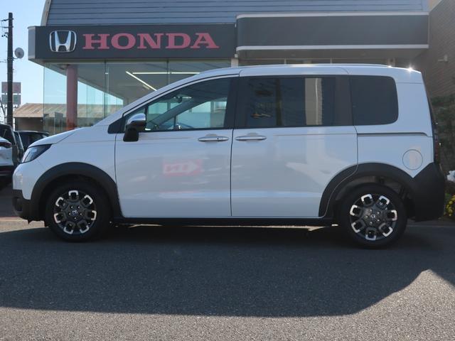 フリード クロスター　当店試乗車　ディーラーオプション装着車（８インチコネクトナビ　フロアマット）Ｂカメラ　ホンダセンシング　ブラインドスポットインフォメーション　両側パワスラ　運転席助手席シートヒーター１５ＡＷ（7枚目）