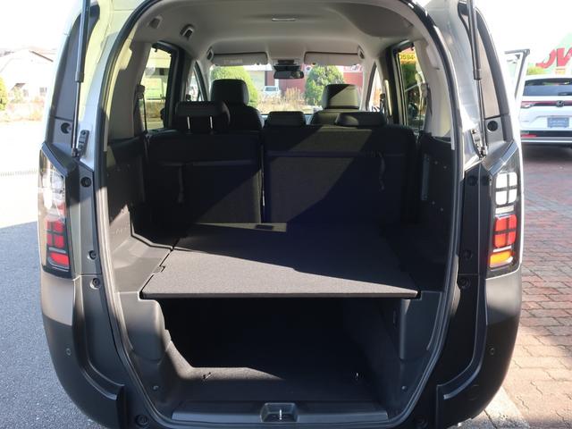 フリード クロスター　当店試乗車　ディーラーオプション装着車（８インチコネクトナビ　フロアマット）Ｂカメラ　ホンダセンシング　ブラインドスポットインフォメーション　両側パワスラ　運転席助手席シートヒーター１５ＡＷ（11枚目）