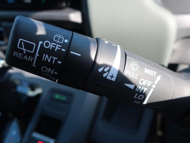 フリード クロスター　当店試乗車　ディーラーオプション装着車（８インチコネクトナビ　フロアマット）Ｂカメラ　ホンダセンシング　ブラインドスポットインフォメーション　両側パワスラ　運転席助手席シートヒーター１５ＡＷ（15枚目）