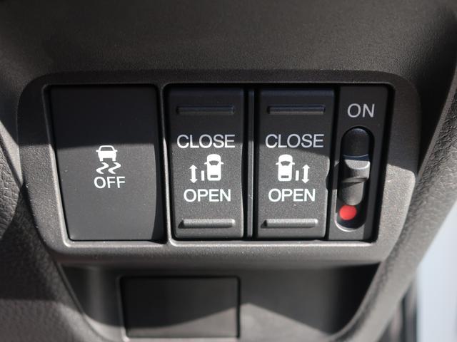 フリード クロスター　当店試乗車　ディーラーオプション装着車（８インチコネクトナビ　フロアマット）Ｂカメラ　ホンダセンシング　ブラインドスポットインフォメーション　両側パワスラ　運転席助手席シートヒーター１５ＡＷ（24枚目）