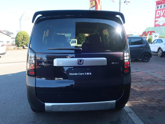 フリード ｅ：ＨＥＶクロスター　新車未登録　ディーラーオプション装着車（テールゲートスポイラー　ボディサイドモール　ＥＴＣ）２列目キャプテンシート　ブラインドスポットインフォメーション　リアクーラー　運転席助手席シートヒーター（6枚目）