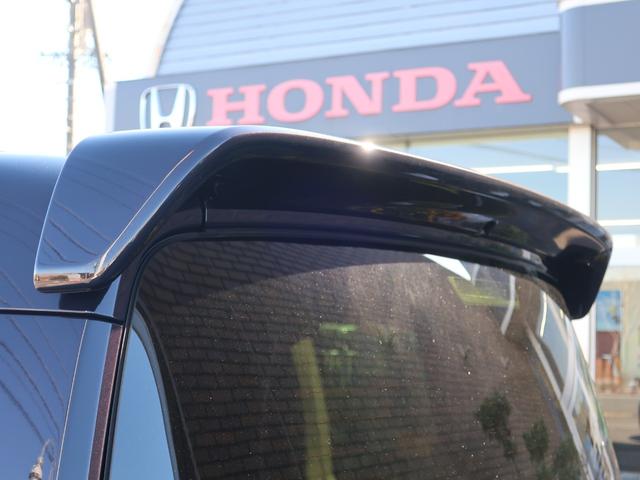 フリード ｅ：ＨＥＶクロスター　新車未登録　ディーラーオプション装着車（テールゲートスポイラー　ボディサイドモール　ＥＴＣ）２列目キャプテンシート　ブラインドスポットインフォメーション　リアクーラー　運転席助手席シートヒーター（10枚目）