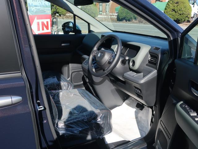 フリード ｅ：ＨＥＶクロスター　新車未登録　ディーラーオプション装着車（テールゲートスポイラー　ボディサイドモール　ＥＴＣ）２列目キャプテンシート　ブラインドスポットインフォメーション　リアクーラー　運転席助手席シートヒーター（12枚目）