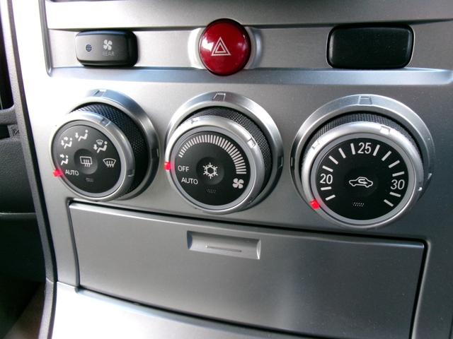 オートエアコンですので快適な温度調整が可能です！