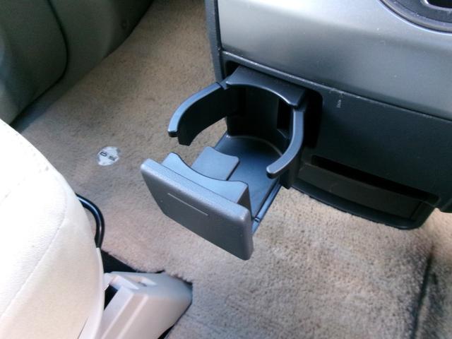 フロントシートの使いやすい位置にドリンクホルダー装備です！