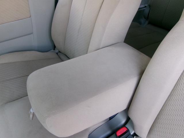 セカンドシートにもアームレスト装備です！