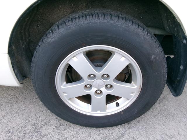 純正アルミが足元を引き立てます！タイヤの溝もチェックしたいポイントの一つですね！