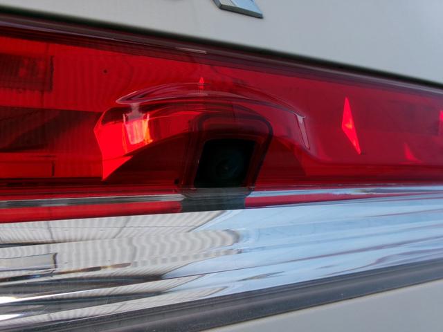 バックカメラもスッキリと取り付けられています！