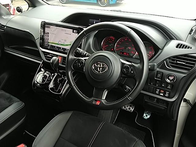 ヴォクシー ＺＳ　ＧＲスポーツ　ワンオーナー　キーレス　フルセグ　ナビ＆ＴＶ　１８アルミホイール　乗車定員７人　エアバッグ　オートマ　フル装備　ＥＴＣ　バックカメラ　スマートキー（2枚目）