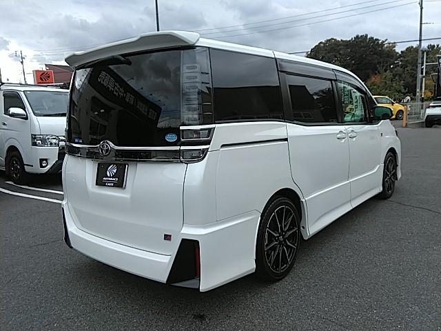 ヴォクシー ＺＳ　ＧＲスポーツ　ワンオーナー　キーレス　フルセグ　ナビ＆ＴＶ　１８アルミホイール　乗車定員７人　エアバッグ　オートマ　フル装備　ＥＴＣ　バックカメラ　スマートキー（3枚目）