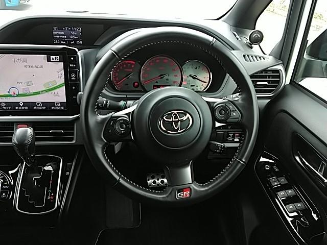 ヴォクシー ＺＳ　ＧＲスポーツ　ワンオーナー　キーレス　フルセグ　ナビ＆ＴＶ　１８アルミホイール　乗車定員７人　エアバッグ　オートマ　フル装備　ＥＴＣ　バックカメラ　スマートキー（8枚目）