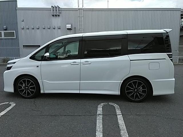 ヴォクシー ＺＳ　ＧＲスポーツ　ワンオーナー　キーレス　フルセグ　ナビ＆ＴＶ　１８アルミホイール　乗車定員７人　エアバッグ　オートマ　フル装備　ＥＴＣ　バックカメラ　スマートキー（16枚目）