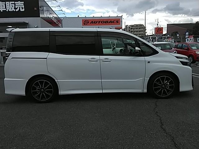 ヴォクシー ＺＳ　ＧＲスポーツ　ワンオーナー　キーレス　フルセグ　ナビ＆ＴＶ　１８アルミホイール　乗車定員７人　エアバッグ　オートマ　フル装備　ＥＴＣ　バックカメラ　スマートキー（17枚目）