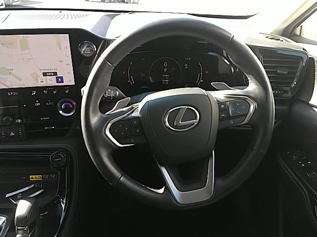 ＮＸ ＮＸ２５０　バージョンＬ　ワンオーナー　サンルーフ　革シート　キーレス　フルセグ　ナビ＆ＴＶ　２０アルミホイール　エアバッグ　オートマ　フル装備　ＥＴＣ　バックカメラ　スマートキー（8枚目）