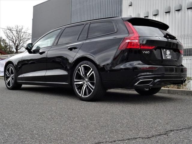 Ｖ６０ Ｂ５　Ｒデザイン　・クライメートパッケージ・カラーヘッドアップディスプレイ・ｈａｒｍａｎｋａｒｄｏｎサウンドナビシステム・フルセグＴＶ・全方位カメラ・４ゾーンエアコン・ファインナッパ革コンビシート・ｏｐ１９インチアルミ（8枚目）