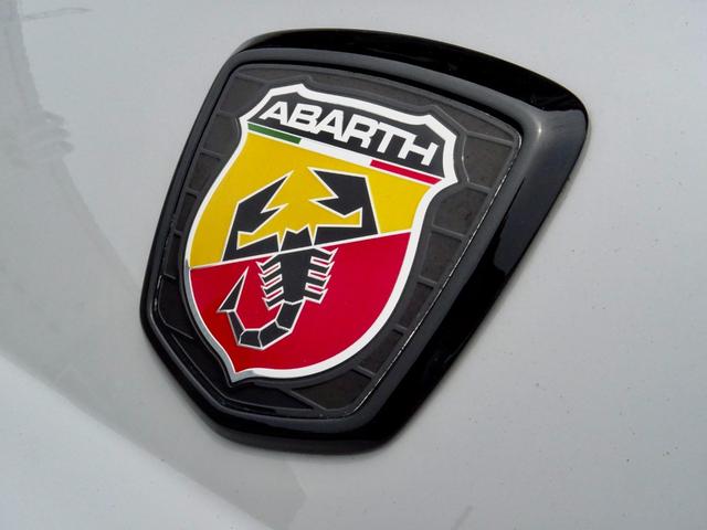 アバルト６９５ エッセエッセ ロゴインパクト　リアウィングデカール　ＫＷ車高調整キット装着　マフラーＡＫＲＡＰＯＶＩＣ／アルミボンネット／ＳＡＢＥＬＴエッセエッセ専用シート／エクステリアパーツオリジナルペイント済／ロゴインパクト／テールインパクト／ナビＴＶバックカメラ／ＬＥＤヘッドライト（34枚目）