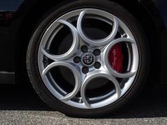 センターに輝くアルファロメオのエンブレムとビッグキャリパー：ｂｒｅｍｂｏ！（続く） 3