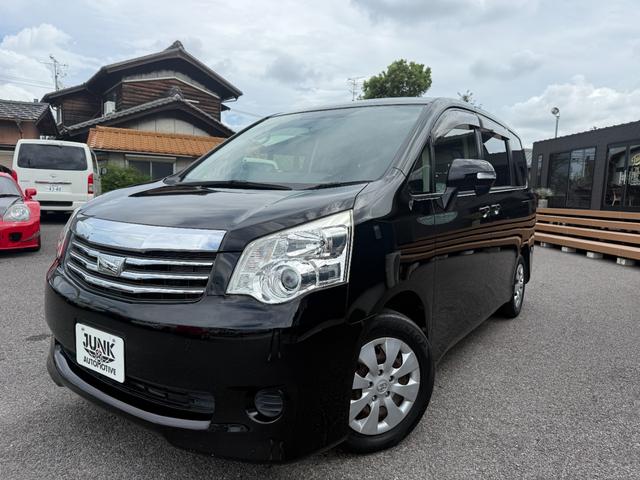 ノア Ｘ　スペシャルエディション　純正ナビ　バックカメラ　フリップダウンモニター　Ｂｌｕｅｔｏｏｔｈ　両側パワースライドドア　ＥＴＣ　キーレス　スマートキー　オートライト　ウォークスルー　デュアルエアコン（4枚目）