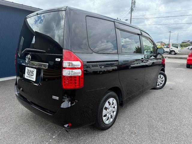 ノア Ｘ　スペシャルエディション　純正ナビ　バックカメラ　フリップダウンモニター　Ｂｌｕｅｔｏｏｔｈ　両側パワースライドドア　ＥＴＣ　キーレス　スマートキー　オートライト　ウォークスルー　デュアルエアコン（8枚目）