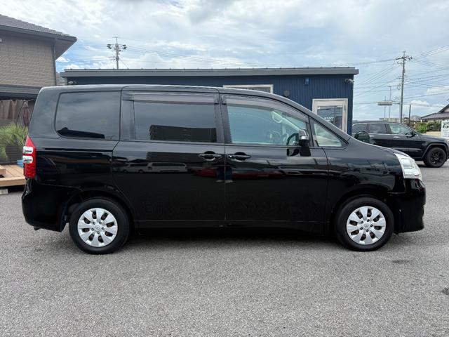 ノア Ｘ　スペシャルエディション　純正ナビ　バックカメラ　フリップダウンモニター　Ｂｌｕｅｔｏｏｔｈ　両側パワースライドドア　ＥＴＣ　キーレス　スマートキー　オートライト　ウォークスルー　デュアルエアコン（9枚目）