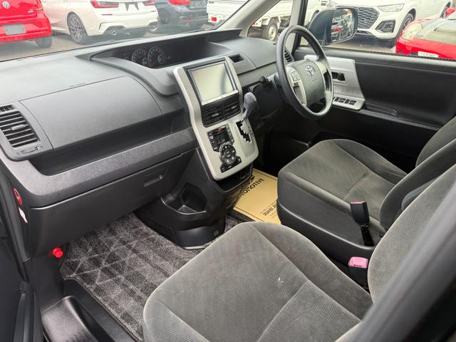 ノア Ｘ　スペシャルエディション　純正ナビ　バックカメラ　フリップダウンモニター　Ｂｌｕｅｔｏｏｔｈ　両側パワースライドドア　ＥＴＣ　キーレス　スマートキー　オートライト　ウォークスルー　デュアルエアコン（17枚目）