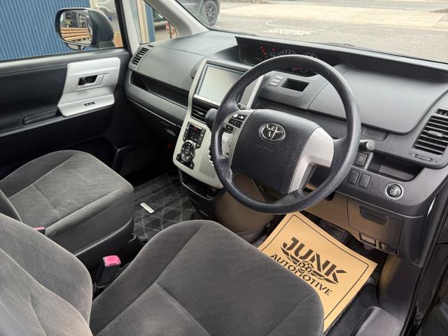 ノア Ｘ　スペシャルエディション　純正ナビ　バックカメラ　フリップダウンモニター　Ｂｌｕｅｔｏｏｔｈ　両側パワースライドドア　ＥＴＣ　キーレス　スマートキー　オートライト　ウォークスルー　デュアルエアコン（18枚目）