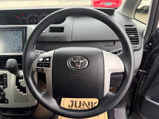 ノア Ｘ　スペシャルエディション　純正ナビ　バックカメラ　フリップダウンモニター　Ｂｌｕｅｔｏｏｔｈ　両側パワースライドドア　ＥＴＣ　キーレス　スマートキー　オートライト　ウォークスルー　デュアルエアコン（19枚目）