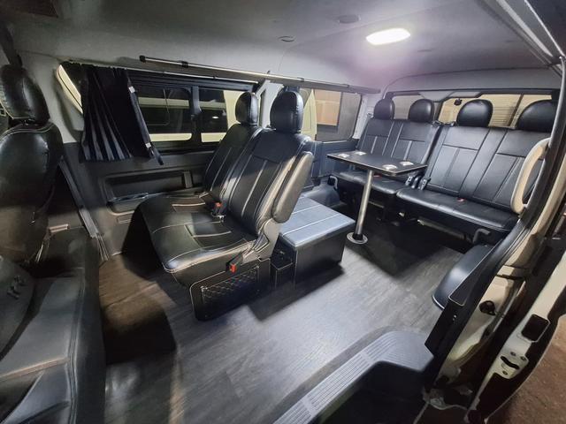ハイエースワゴン ＧＬ　ＧＬ　ＦＤ－ＢＯＸベッドキット内装　床張り施工　ポール式テーブル付　アルパインＢｉｇＸ付　新品アルミセット　衝突被害軽減ブレーキ（3枚目）