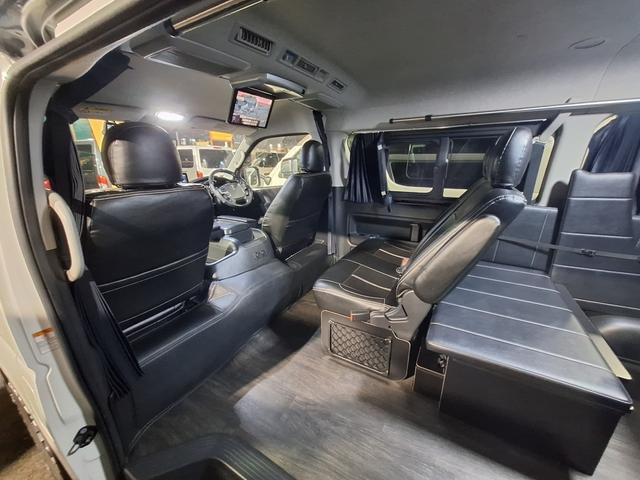 ハイエースワゴン ＧＬ　ＧＬ　ＦＤ－ＢＯＸベッドキット内装　床張り施工　ポール式テーブル付　アルパインＢｉｇＸ付　新品アルミセット　衝突被害軽減ブレーキ（4枚目）